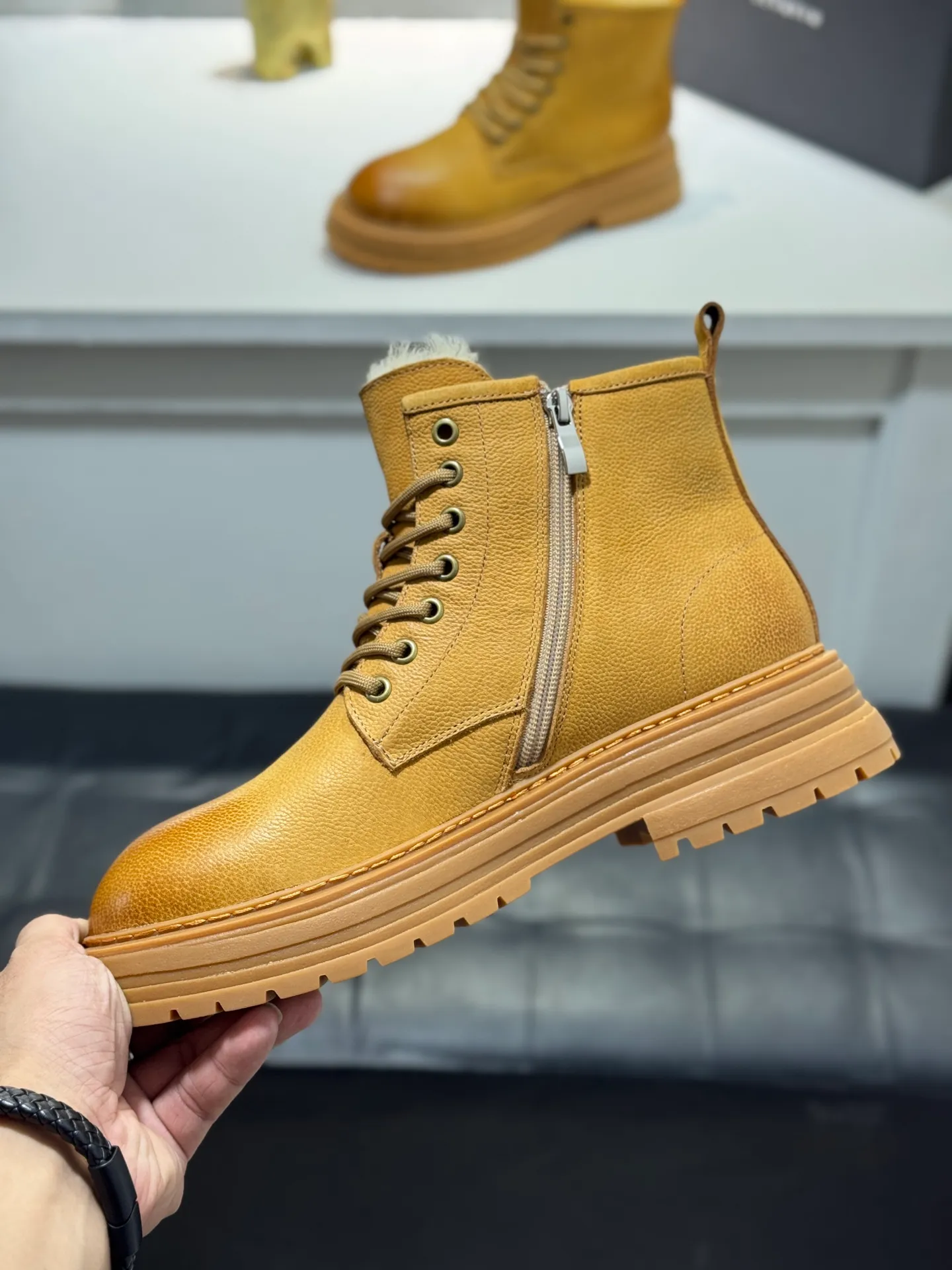 Men's men's shoes 💰660 [New style] 🦥🦥UGG - high-end quality 🔥Australian imported wool 🔥Full fur original single entry and exit counter without pressure, let you feel no replacement 💏The upper is made of first-layer cowhide 'all original Australian wool' Strict men's boots thick wool can be distinguished by the naked eye 💓Real wool keeps warm and does not smell like feet, warms the whole winter ✨Carefully crafted for those who know the goods🔥Size: 38-44 (45 customized